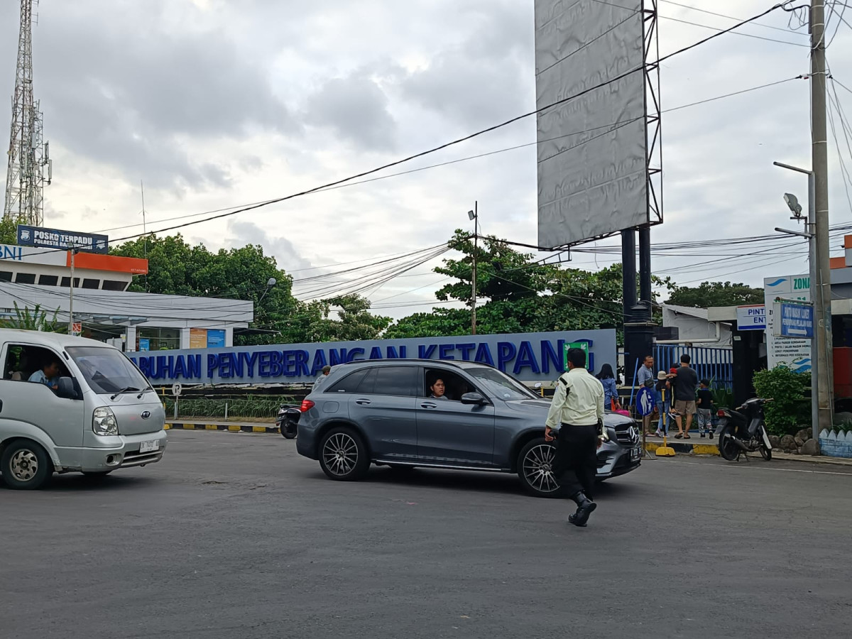 Pelabuhan Ketapang akan perketat pengawasan calo tiket di pintu masuk pelabuhan.