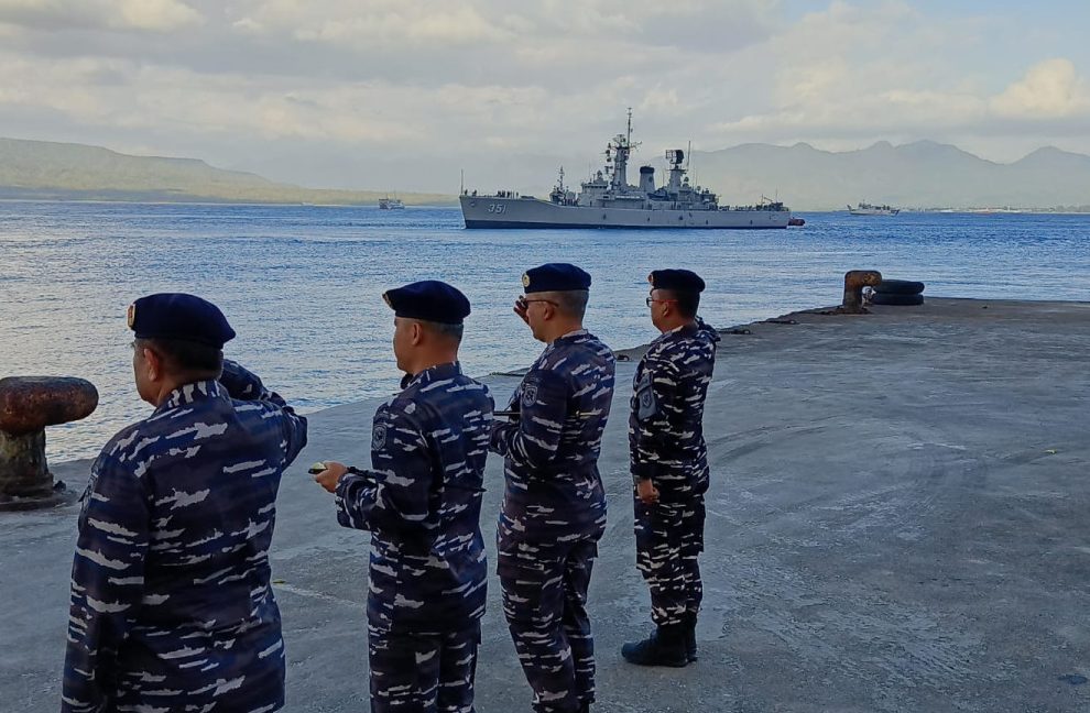 Danlanal Banyuwangi, Letkol laut (P) Hafidz menyambut kedatangan KRI Ahmad Yani  351 di Pelabuhan PT Pusri Banyuwangi, Jumat (5/7/2024)