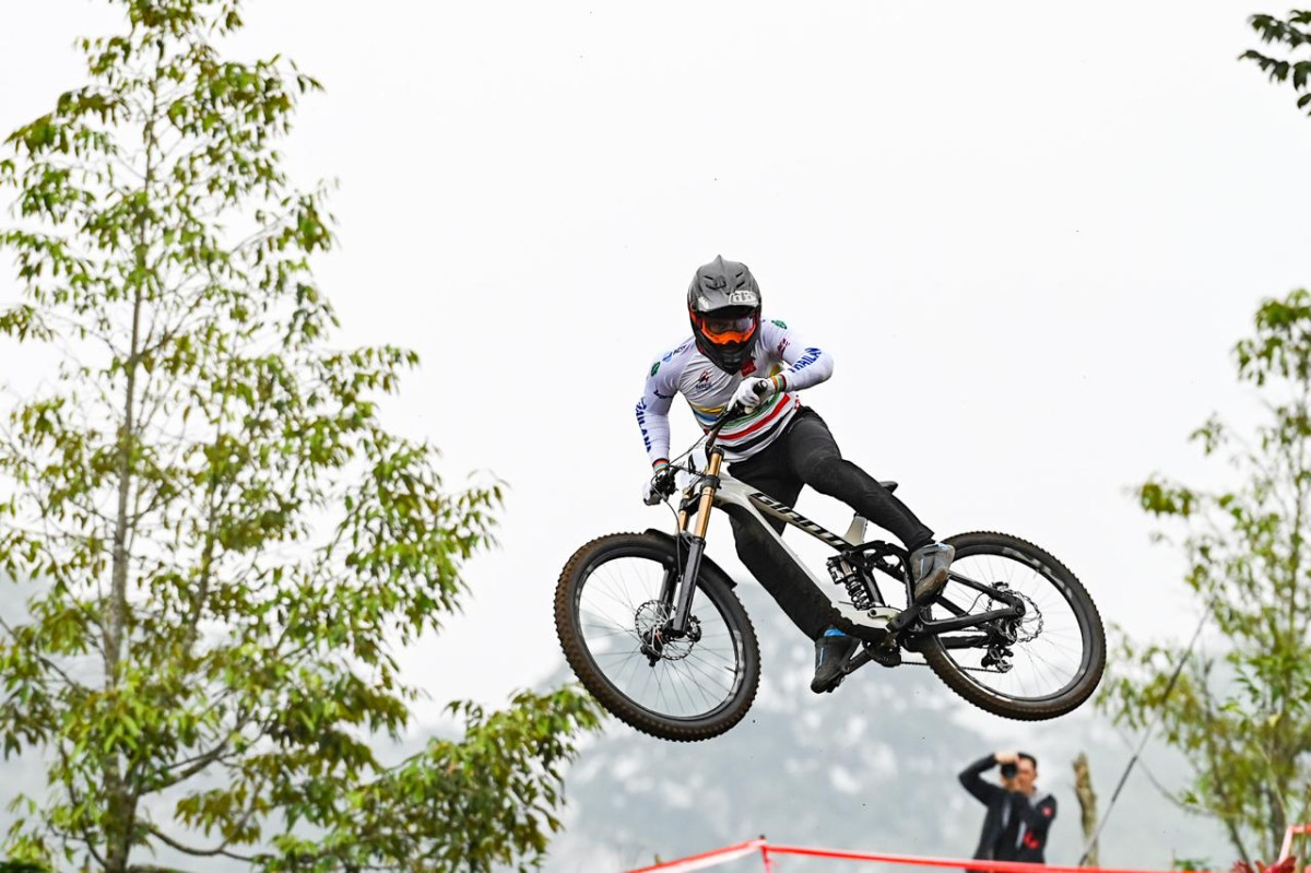 Pembalap peserta Banyuwangi Ijen Geopark Downhill 2024 beradu tangkas di lintasan Gantasan Ijen.