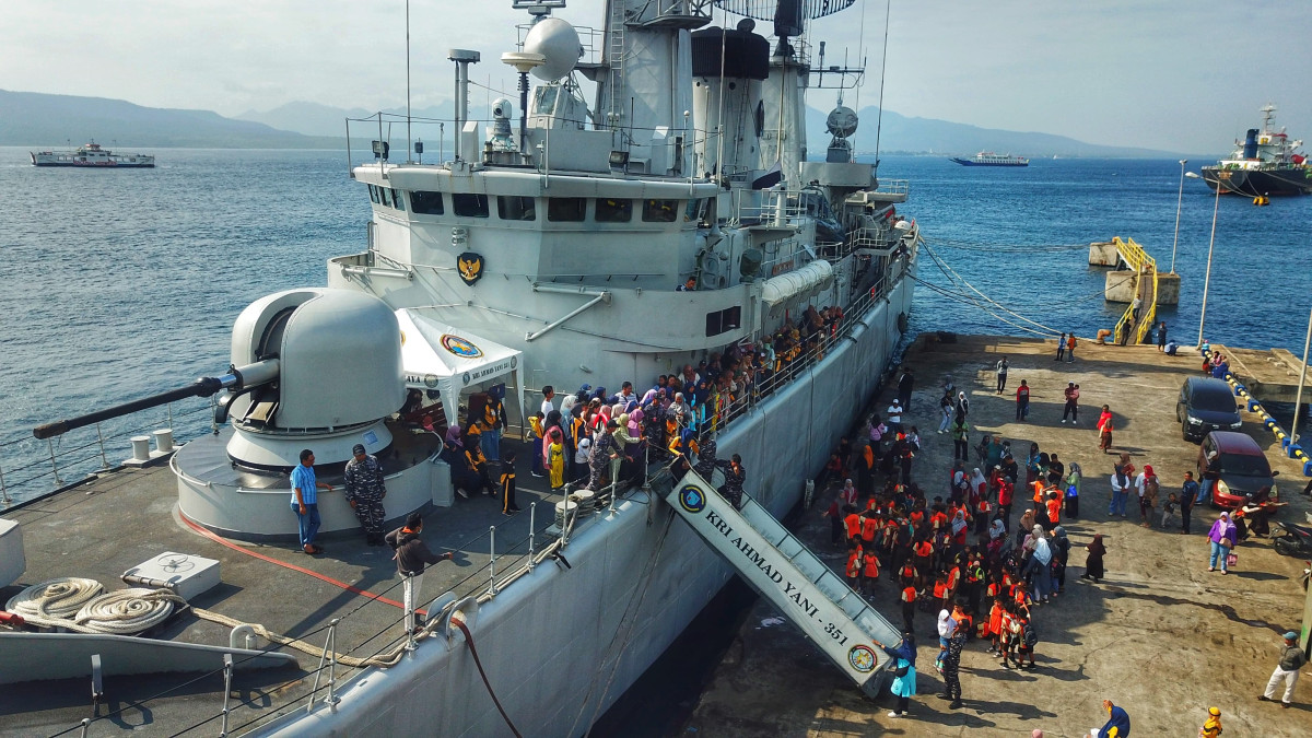 Siswa sekolah di Banyuwangi menyerbu KRI Ahmad Yani yang sedang membuka open ship di dermaga PT Pusri Banyuwangi, Minggu (7/7/2024)