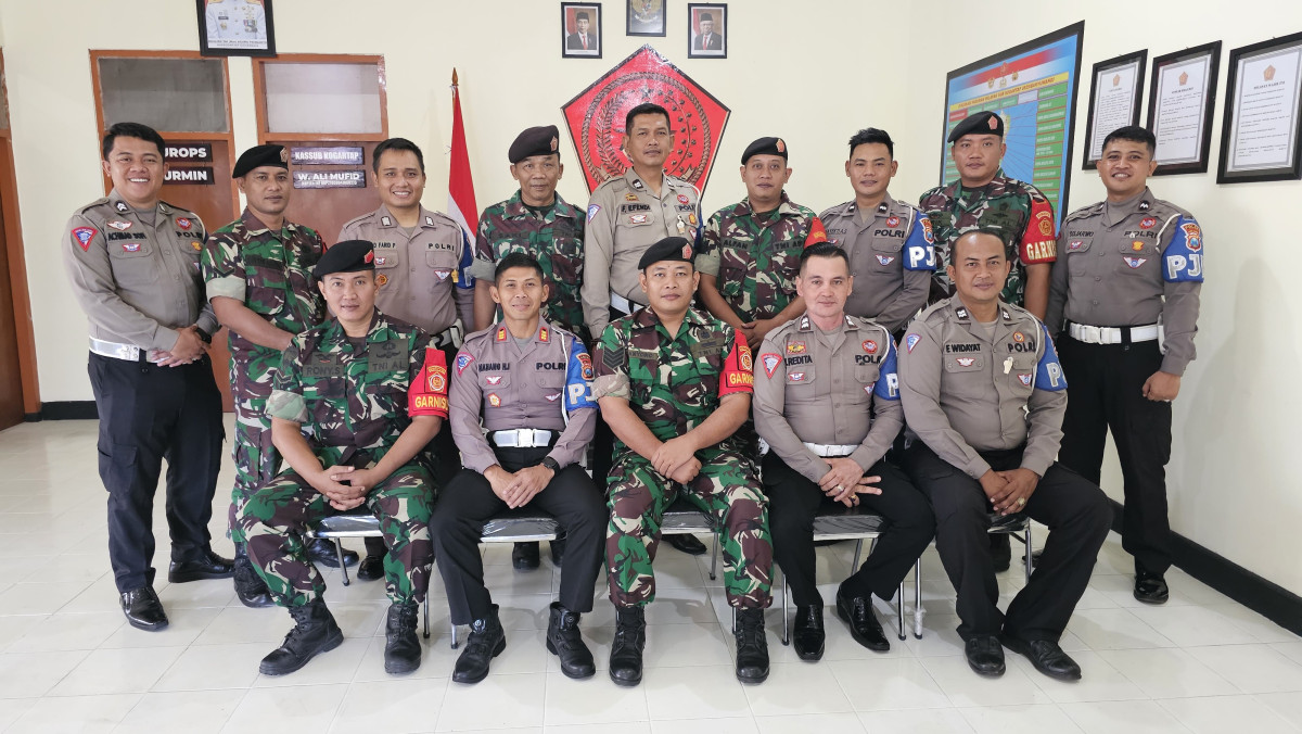 Anggota Pos PJR V Jatim di Banyuwangi dan Garnisun Banyuwangi berfoto bersama usai peringatan HUT Bhayangkara ke 78 Senin (8/7)