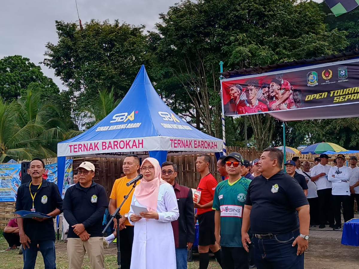 Bupati Banyuwangi, Ipuk Fiestiandani saat memberikan sambutan di babak 8 besar turnamen sepak bola "Bupati Cup" di Lapangan Maron, Genteng, Banyuwangi