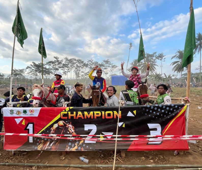 Pordasi Banyuwangi bawa tiga medali di Kejurkab Berkuda Open Bupati Lumajang. Minggu (14/7/2024)
