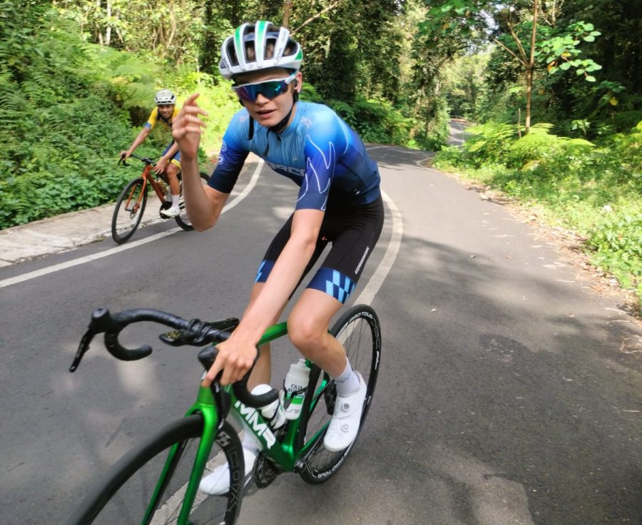 Pembalap BRCC asal New Zealand, Drage Jack Tane Bailey menjajal track Ijen