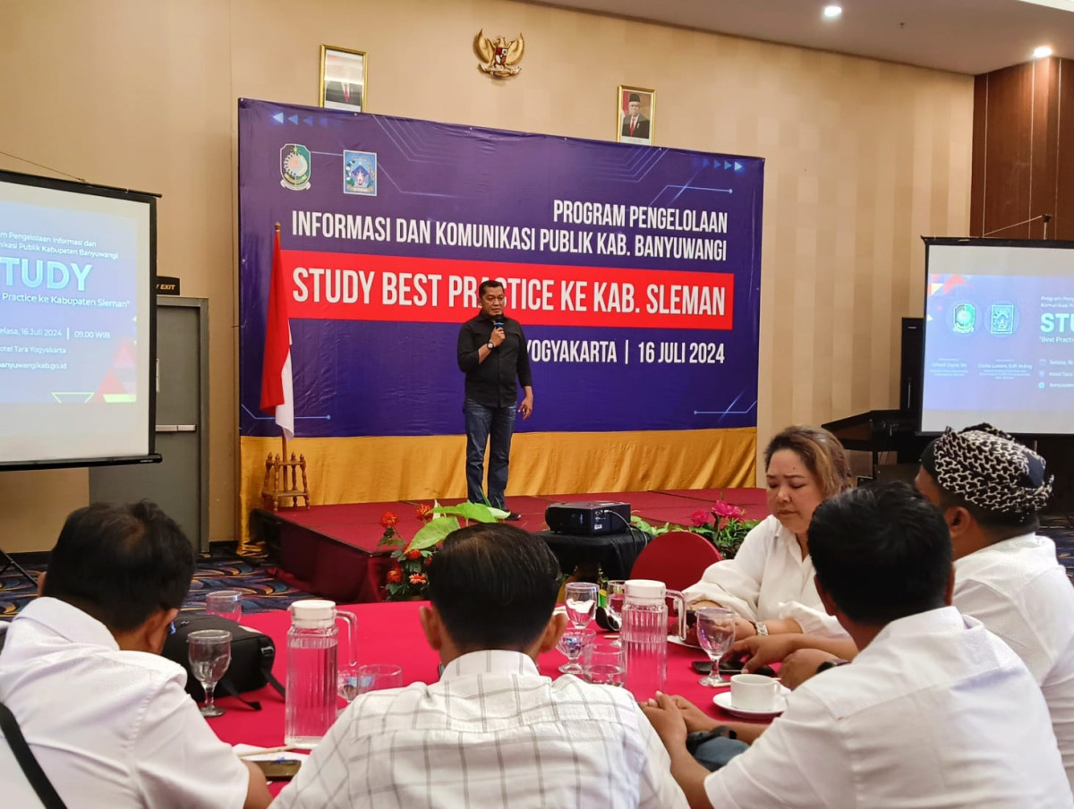 Kepala Dinas Komunikasi Informatika dan Persandian (Kadis Kominfo) Banyuwangi, Jawa Timur, Budi Santoso memberikan sambutan saat study best practice ke Kabupaten Sleman Selasa (18/7/2024)