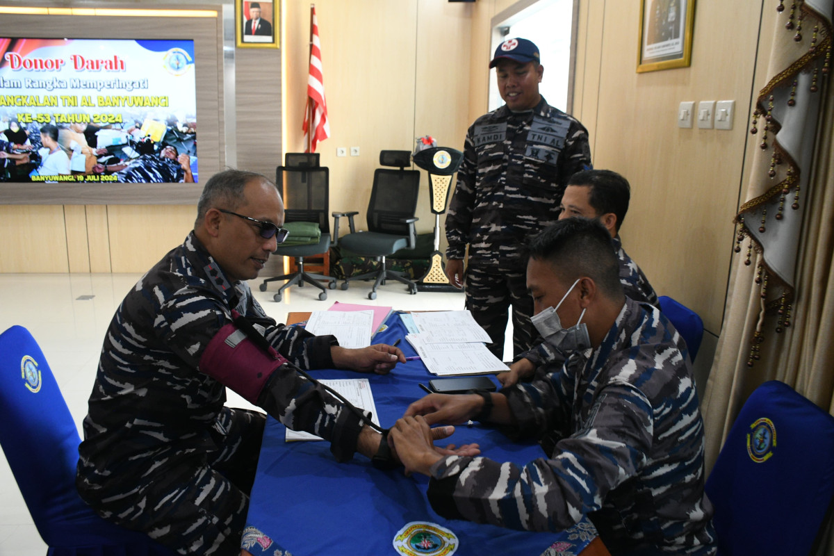Komandan Pangkalan TNI AL (Danlanal) Banyuwangi Letkol Laut (P) Hafidz, M.Tr.Opsla mengikuti donor darah yang digelar dalam rangkaian HUT Lanla Banyuwangi ke 53