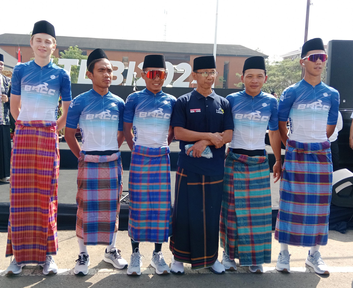 Chairman Tour de Banyuwangi Ijen, Guntur Priambodo bersama tim BRCC sebelum etape pertama dimulai