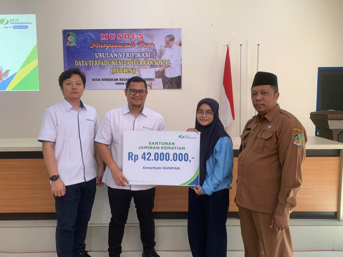 Sosialisasi Manfaat BPJS Ketenagakerjaan Bagi Pekerja Informal di Desa Benculuk Kecamatan Cluring. Sosialisasi ini dihadiri langsung Kepala Desa Benculuk, Muh. Mudhofir.