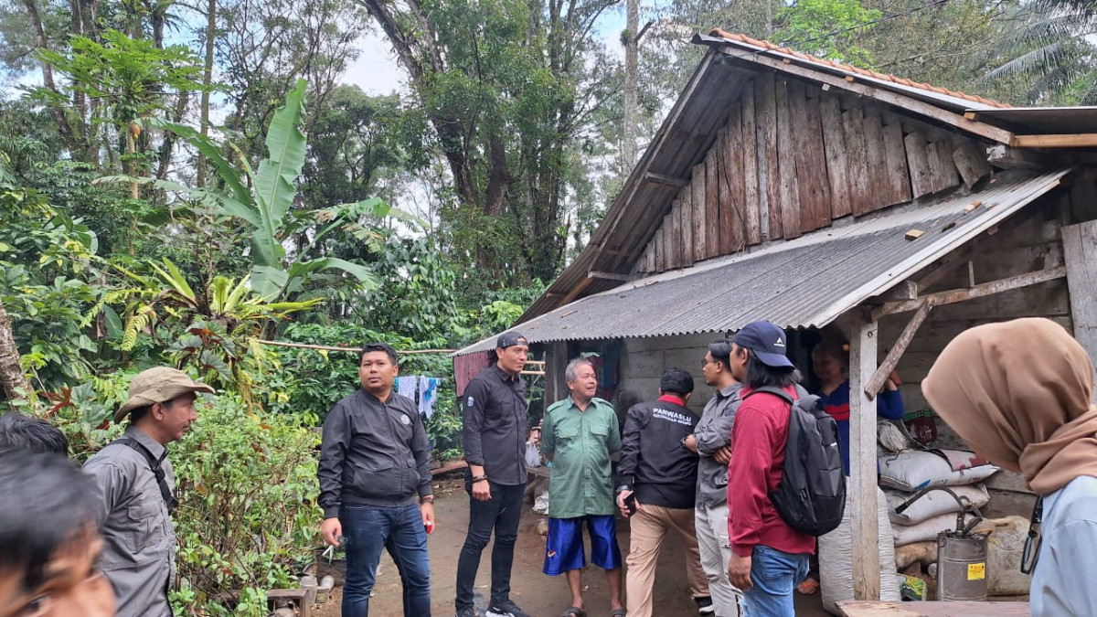 Petugas Bawaslu Banyuwangi melakukan pemeriksaan data hasil coklit di lapangan (Ilustrasi)