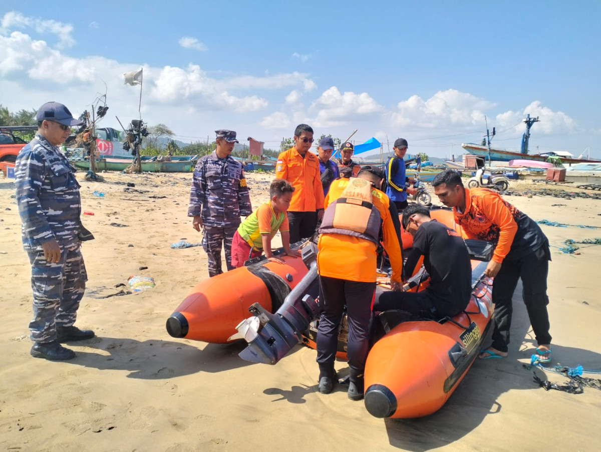 Personel Lanal Banyuwangi bersama Basarnas mengevakuasi jenazah nelayan Pantai Wedi Ireng yang sudah hilang selama empat hari
