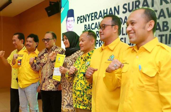 DPD Jawa Timur memberikan SK rekomendasi kepada pasangan Bacabup Ipuk - Mujiono