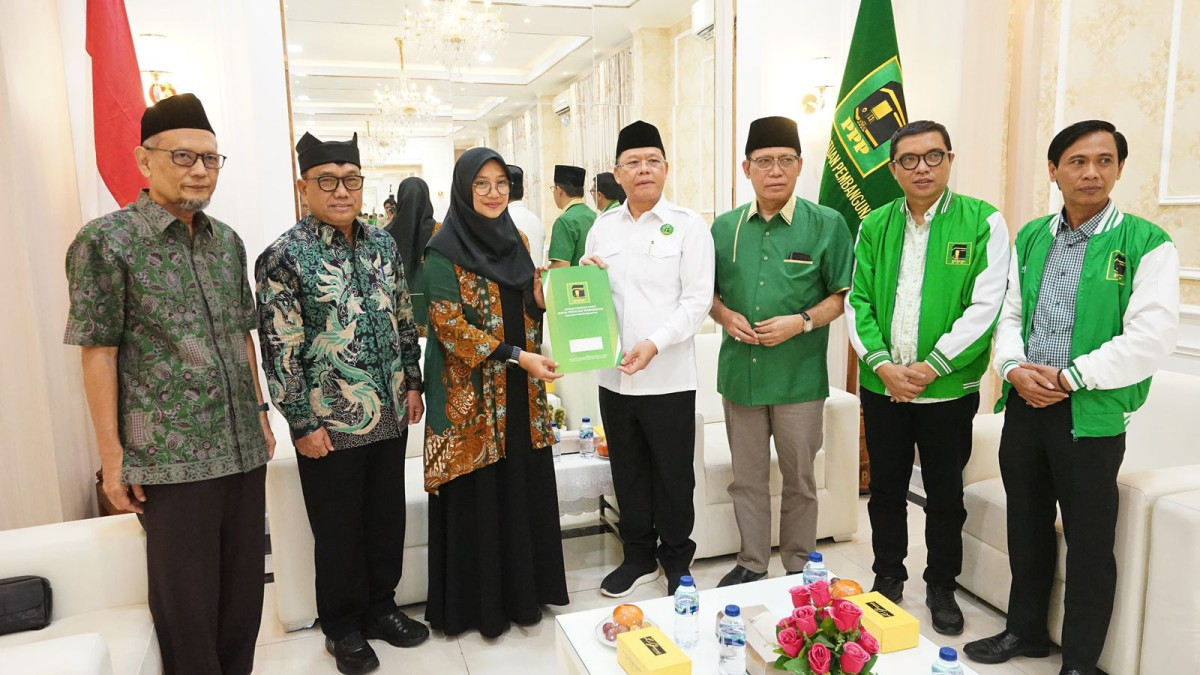 Plt Ketua Umum PPP Mardiono menyerahkan dokumen B1.KWK kepada pasangan Ipuk-Mujiono di Kantor DPP PPP di Jakarta, pada Jumat (9/8/2024) 
