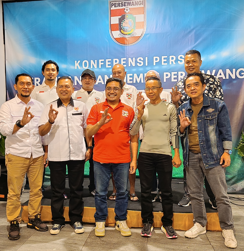 Presiden Persewangi, Handoko bersama stakeholder olahraga di Banyuwangi usai berdiskusi di Banyuwangi International Yatch Club (BIYC)