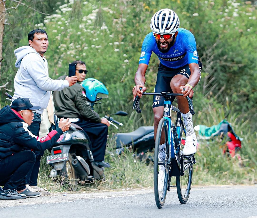 Pembalap dari tim Trengganu, Merhawi Kudus menjadi yang tercepat di Tour de Banyuwangi Ijen 2024