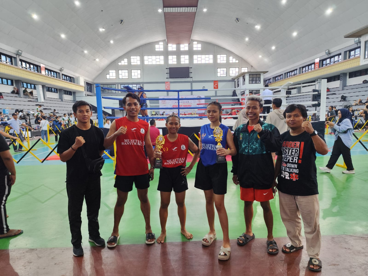 Atlet Muaythai Banyuwangi berhasil meraih dua medali perak dan satu medali perunggu di Kejurnas Muaythai Piala Walikota Surabaya Open 2024, minggu (11/8/2024) kemarin di GOR Pancasila, Surabaya.