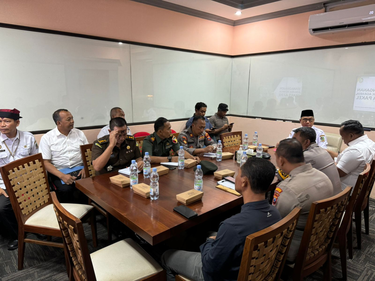 Tim terpadu dipimpin Sekkab Banyuwangi Mujiono menggelar rapat penanganan konflik sosial Rabu (14/8/2024)