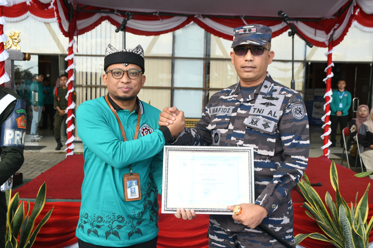 Komandan Pangkalan TNI Angkatan Laut (Danlanal) Banyuwangi, Letkol Laut (P) Hafidz, M.Tr.Opsla, bersama Direktur Poliwangi Dr. Shofiul Amin, S.T., M.T. melakukan Penandatanganan Perjanjian Kerjasama (PKS) untuk kegiatan mahasiswa baru.