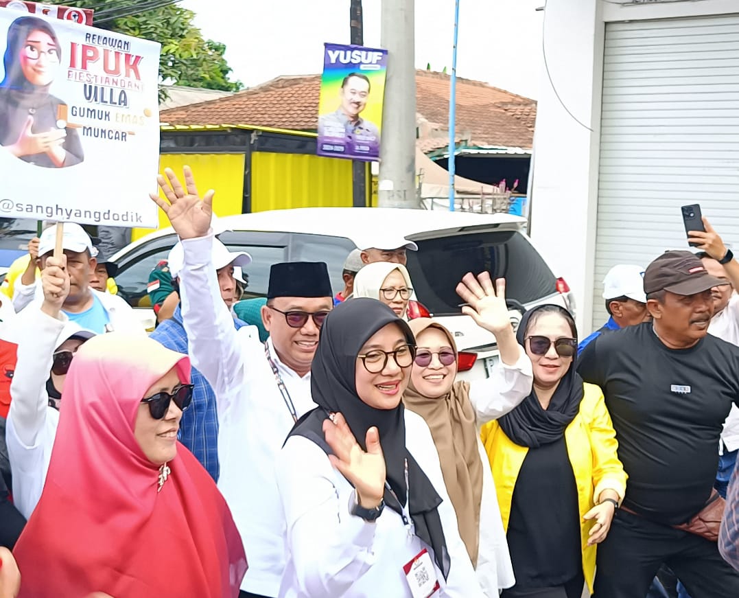 Pasangan Calon Bupati dan Wakil Bupati Banyuwangi, Ipuk-Mujiono mendaftarkan diri ke KPU Banyuwangi Rabu (28/8) pagi.