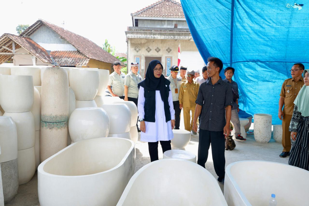 Bupati Banyuwangi Ipuk Fiestiandani melihat produksi furniture dari bahan daur ulang (foto: istimewa)