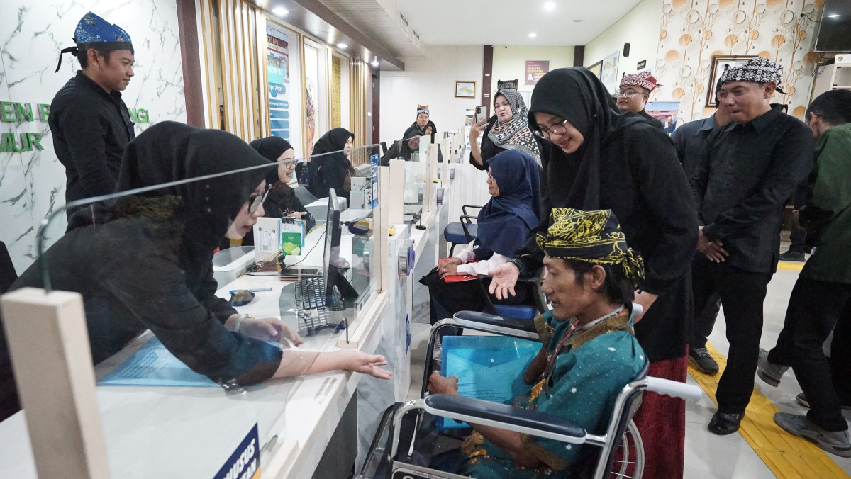 Bupati Banyuwangi, Ipuk Fiestiandani, menyapa salah satu disabilitas yang sedang mengurus layanan di kantor BPN Banyuwangi (foto: istimewa)