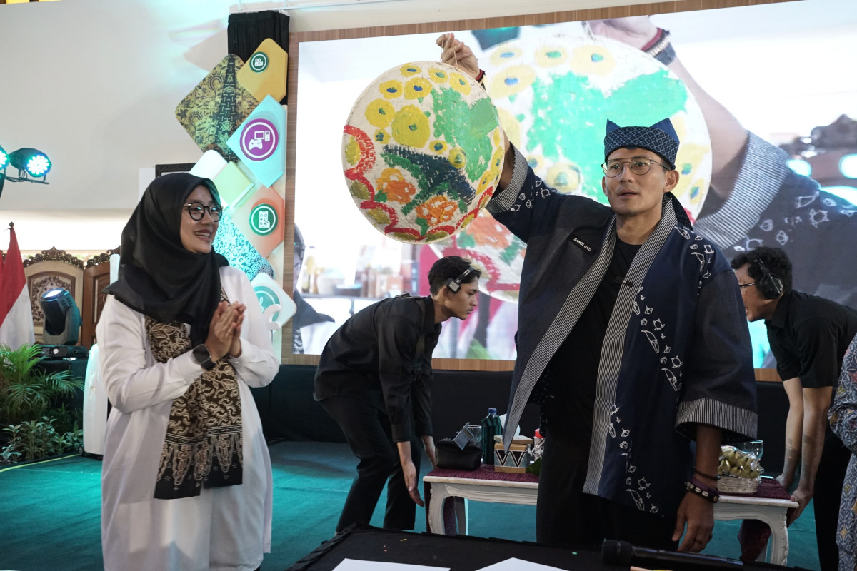 Menparekraf Sandiaga Uni bersama Bupati Banyuwangi Ipuk Fiestiandani saat membuka Workshop KaTa Kreatif (foto : istimewa) 