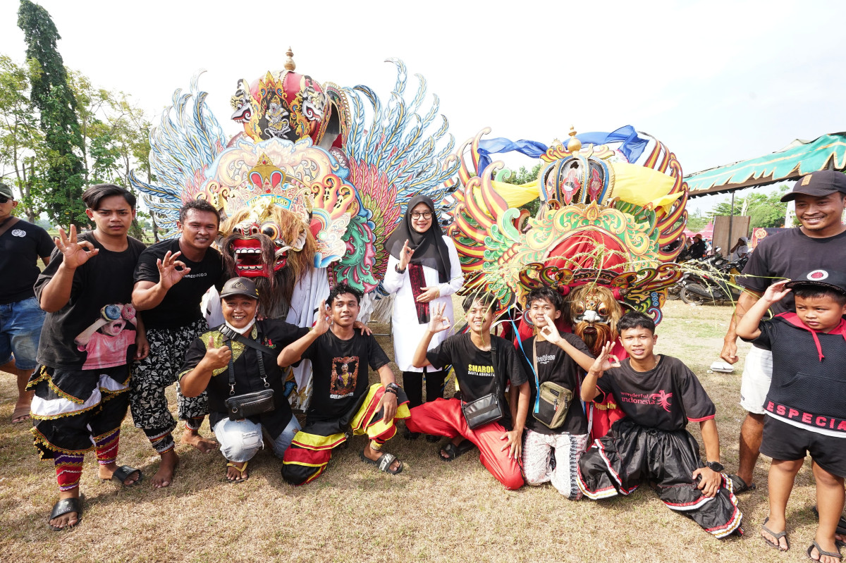 Bupati Banyuwangi Ipuk Fiestiandani bersama para seniman barong (foto : istimewa)