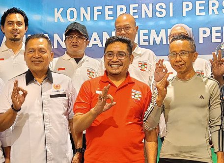 Ketua KONI Banyuwangi, Ahmad Khoirullah (kiri) besama Presiden Persewangi, Handoko dan Ketua Cabor Balap Sepeda Banyuwangi, Guntur Priambodo.
