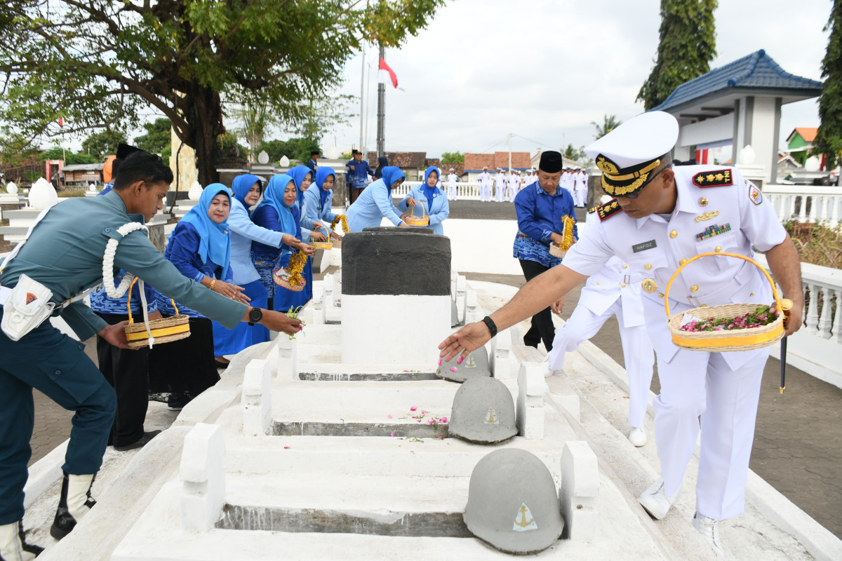 Danlanal) Banyuwangi Letkol Laut (P) Hafidz, M.Tr.Opsla memimpin Ziarah Rombongan yang dilaksanakan di TMP Wisma Raga Satria Laut Pasukan ALRI 0032 