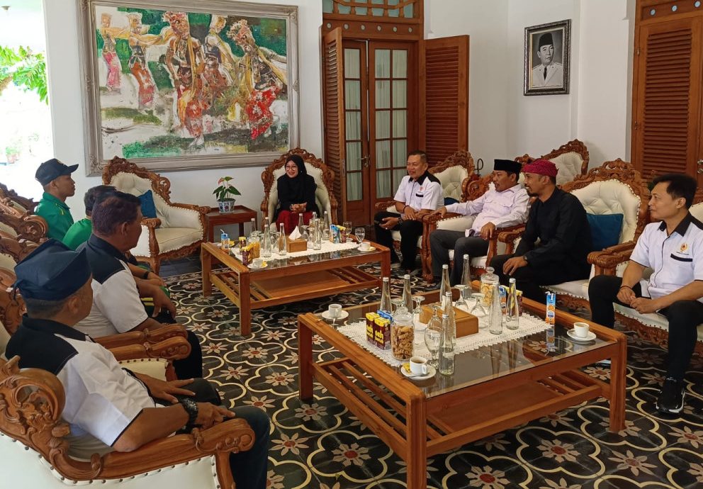 Bupati Banyuwangi Ipuk Fiestiandani menemui perwakilan atlet dan pelatih asal Banyuwangi yang akan berangkat ke PON di Pendopo Sabha Swagata Blambangan, Kamis (5/9/2024). 