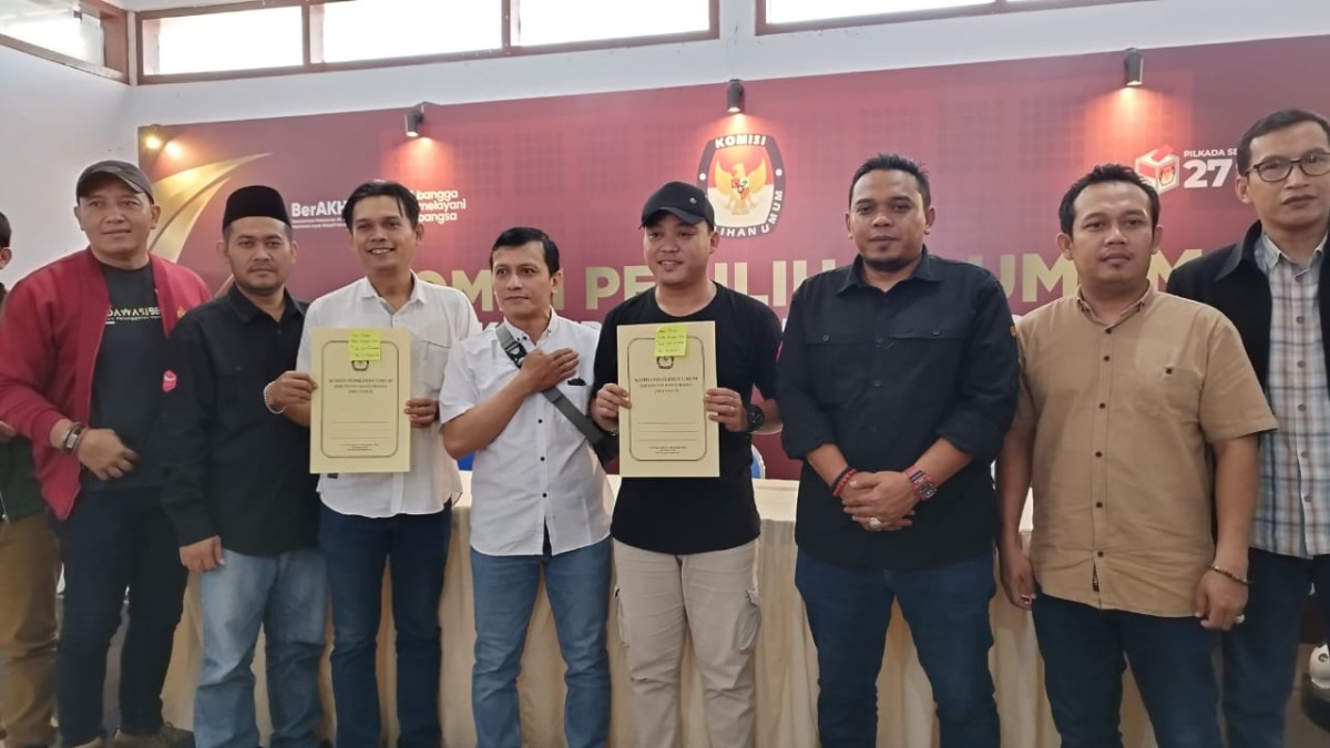 KPU Banyuwangi menyerahkan hasil pemeriksaan kesehatan kepada perwakilan masing-masing pasangan bakal calon (foto: istimewa)