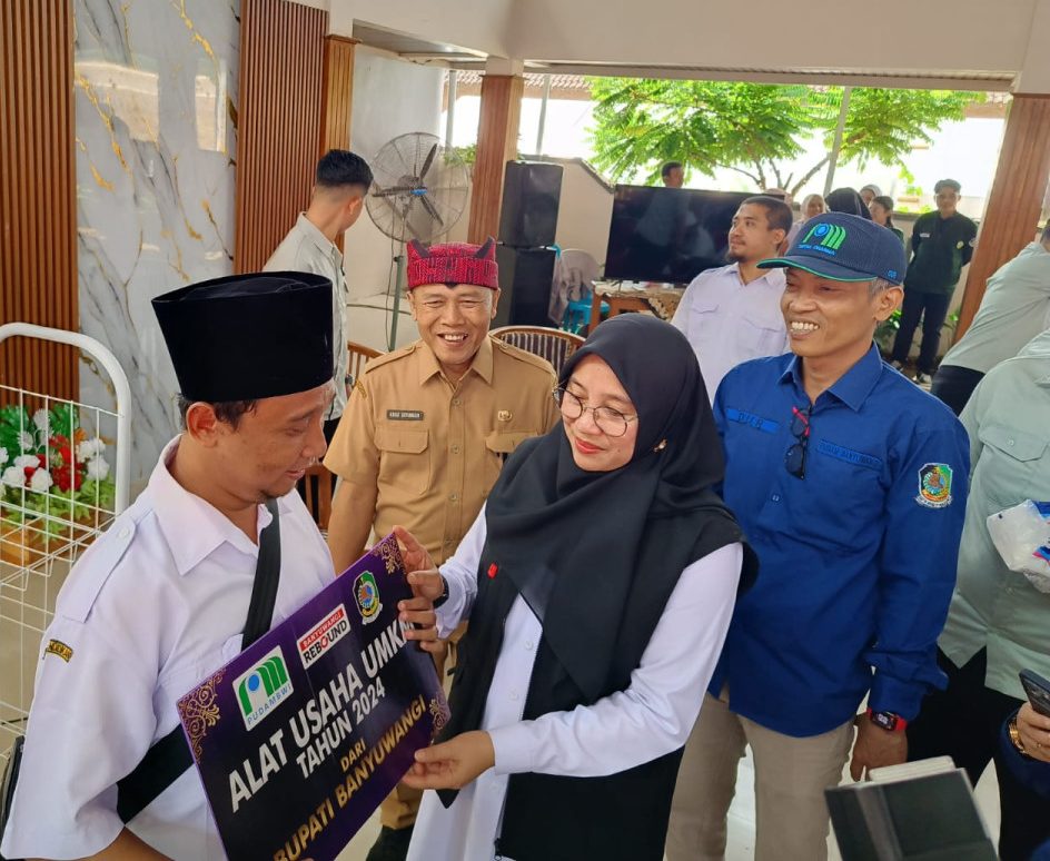 Bupati Banyuwangi, Ipuk Fiestiandani bersama Direktur PUDAM Banyuwangi, Abdur Rahman menyerahkan bantuan alat UMKM Naik Kelas di Balai Desa Grogol, Senin (9/9/2024)