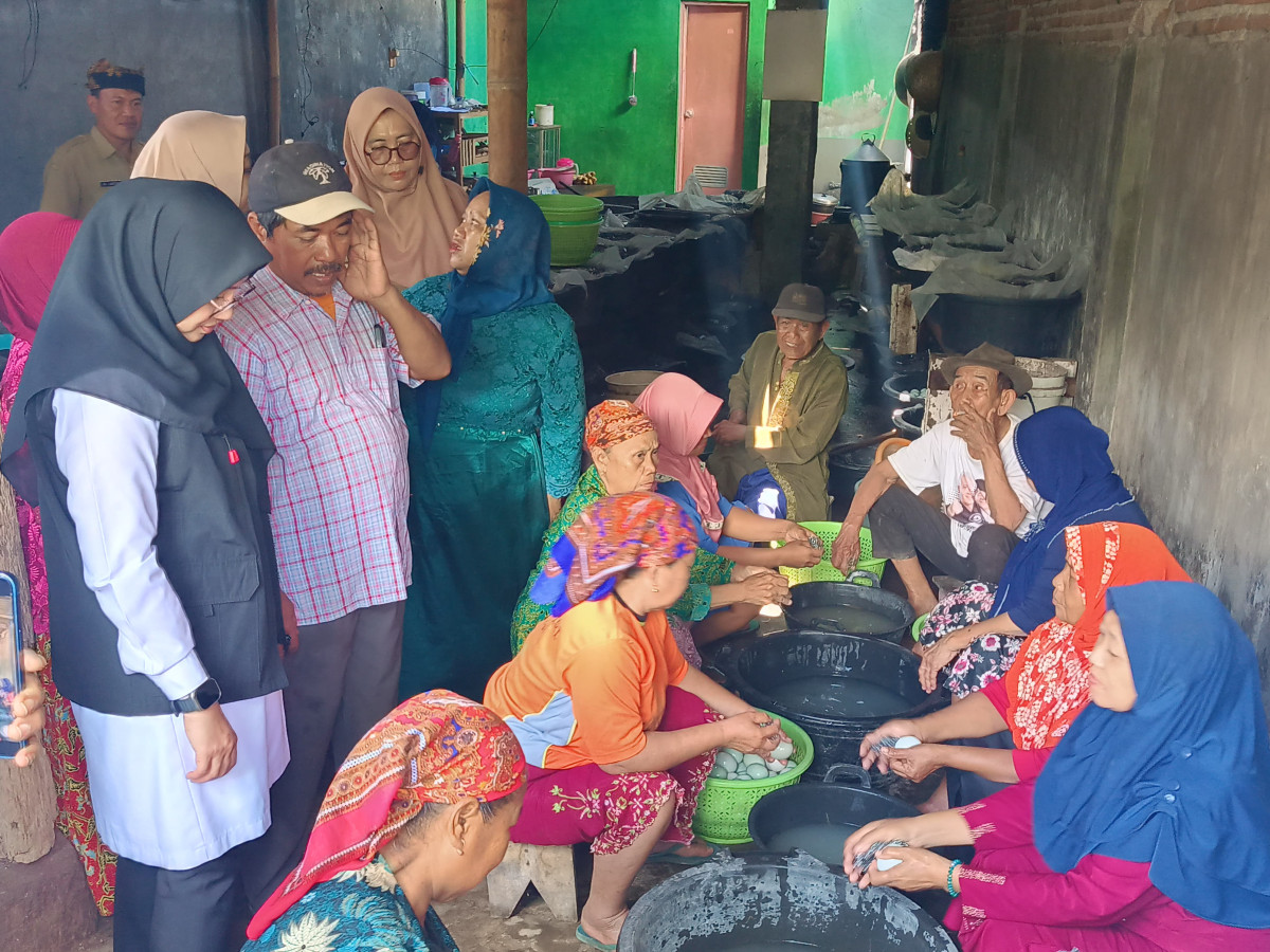  Sai Bunawan, 55 warga Desa Jambesari,Kabupaten Banyuwangi (bertopi) saat mendampingi Bupati Banyuwangi, Ipuk Fiestiandani melihat pekerjanya yang terdiri dari belasan lansia.