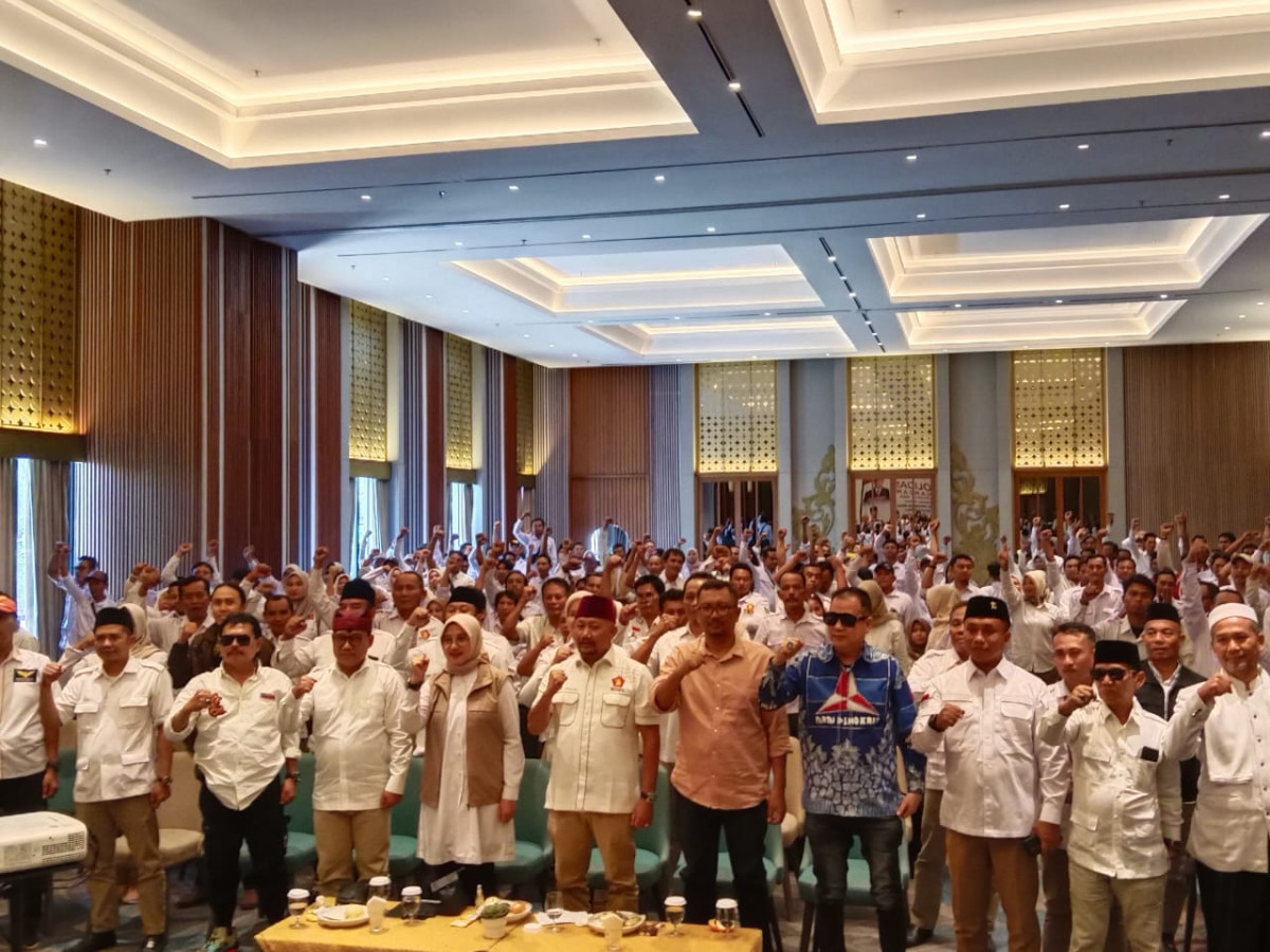 Calon Bupati dan Wakil Bupati Banyuwangi, Ipuk Fiestiandani-Mujiono pada Pilkada Banyuwangi, hadir dalam rapat konsolidasi DPC Partai Gerindra Banyuwangi pada Minggu (15/8/2024)