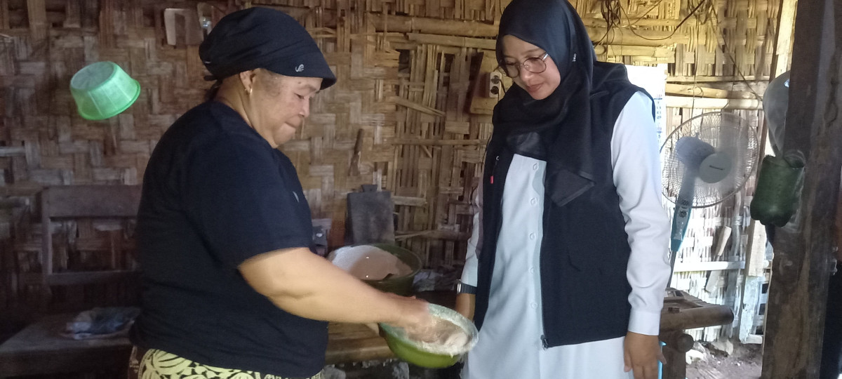 Bupati Banyuwangi, Ipuk Fiestiandani melihat produksi kue kelemben tradisional di Desa Kemiren, Glagah, Banyuwangi