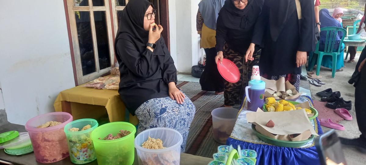 Bupati Banyuwangi, Ipuk Fiestiandani mencicipi rengginang buatan warga Desa Bajulmati, Kecamatan Wongsorejo pada Bupati Ngantor di Desa (Bunga Desa) Kamis (19/9/2024)