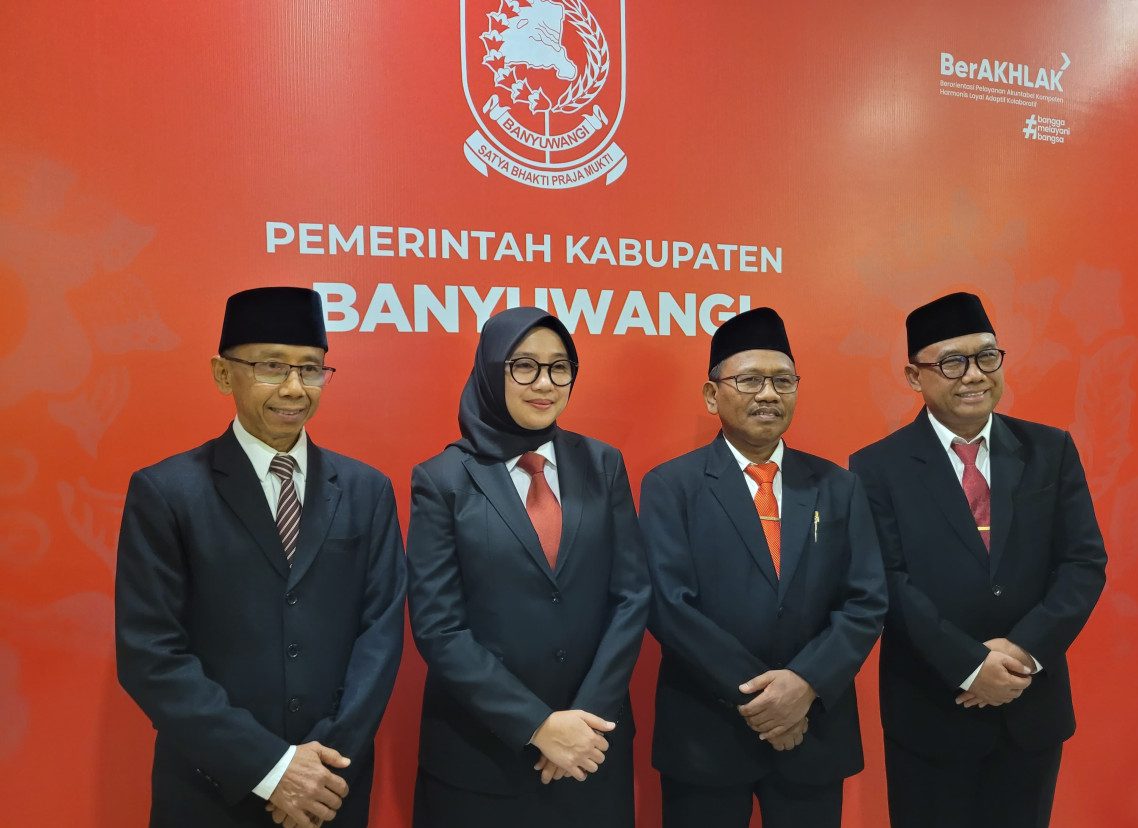 (Dari kiri) Pj Sekda Banyuwangi, Guntur Priambodo, Bupati Banyuwangi, Ipuk Fiestiandani, Wakil Bupati, Sugirah dan Purna Sekda Banyuwangi, Mujiono usai pelantikan Penjabat Sekretaris Kabupaten Banyuwangi di Aula Rempeg Jogopati, Banyuwangi.