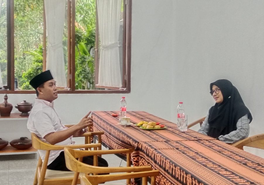 Bupati Banyuwangi Ipuk Fiestiandani menemui Dewan pengasuh Pondok Pesantren Darussalam Blokagung, Banyuwangi, KH Ahmad Munib Syafa’at (Gus Munib) di Desa Kepundungan, Kecamatan Srono, Senin (23/9/2024) 