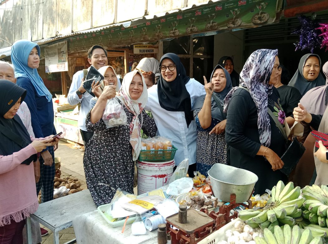 Calon Bupati Banyuwangi Ipuk Fiestiandani berbelanja sembari menemui pedagang dan pembeli di Pasar Blambangan,Banyuwangi pada Rabu (25/9/2024)