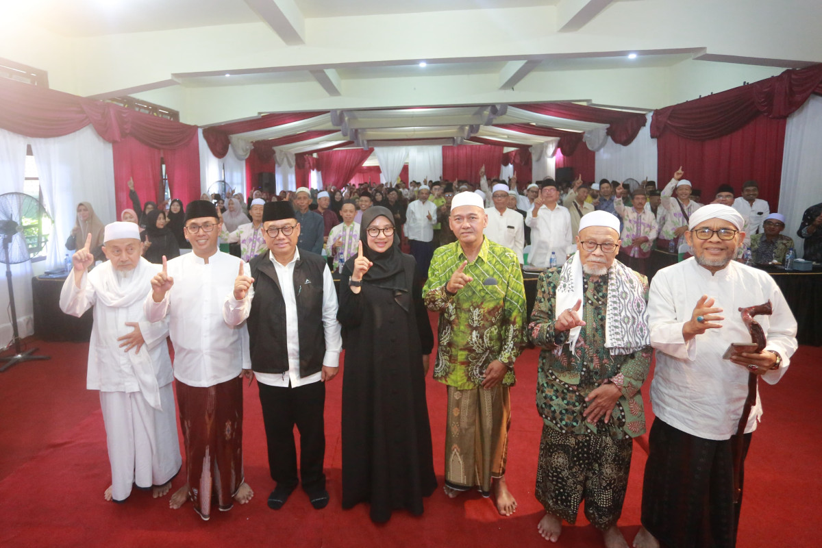 Paslon 1, Ipuk-Mujiono mendapat dukungan dari Pengasuh Ponpes Darussalam Blokagung KH Hisyam Syafaat dan keluarga besar, serta para kiai dan Bu Nyai dari pondok pesantren lainnya, Sabtu (28/9/2024).