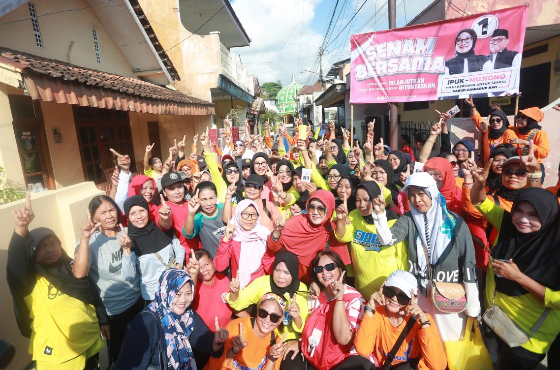 Warga Singotrunan senam bersama Calon Bupati Banyuwangi noor urut 1, Ipuk Fiestiandani pada Minggu (29/9/2024)