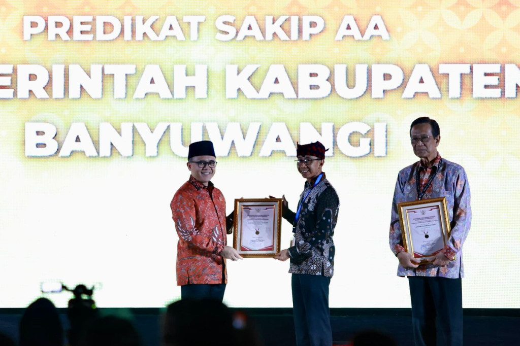 Menteri Pendayagunaan Aparatur Negara dan Reformasi Birokrasi (PAN RB), Abdullah Azwar Anas menyerahkan sertifikat kepada Pj. Sekretaris Daerah Banyuwangi, Guntur Priambodo, dalam acara SAKIP Award 2024 di Jakarta, Rabu (02/9/2024).