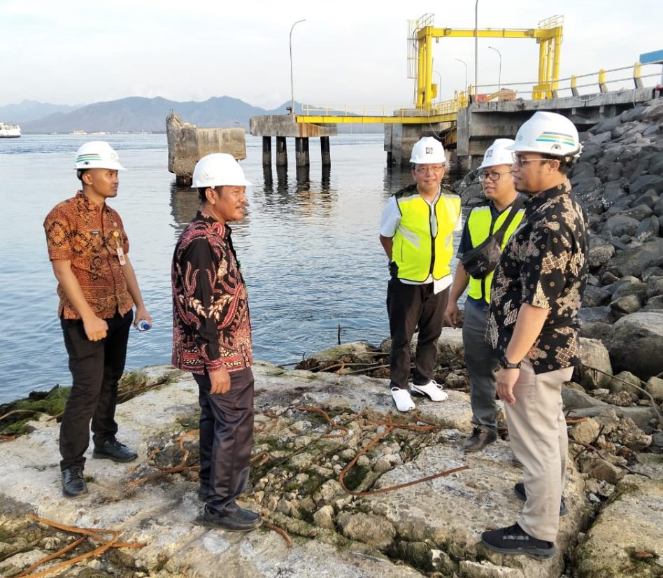 GM ASDP Ketapang, Yani Andrianto (kanan) bersama Kasi Teknik Kepelabuhan UPT PPR Banyuwangi Dishub Prov Jatim, Tri Wahyono  memeriksa kondisi dermaga LCM 3 Ketapang.