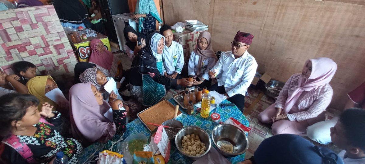 Cawabup Banyuwangi nomor urut 01 , Mujiono berdialog bersama UMKM ibu-ibu nelayan di Desa Wringinputih, Kecamatan Muncar, Kamis (3/10/2024)