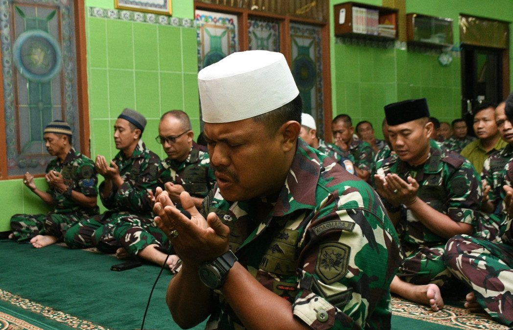 Anggota Lanal Banyuwangi menggelar doa bersama jelang HUT TNI ke 79 di Masjid Al Amin, Mako Lanal Banyuwangi, Desa Ketapang, Kamis (3/10/2024) malam.