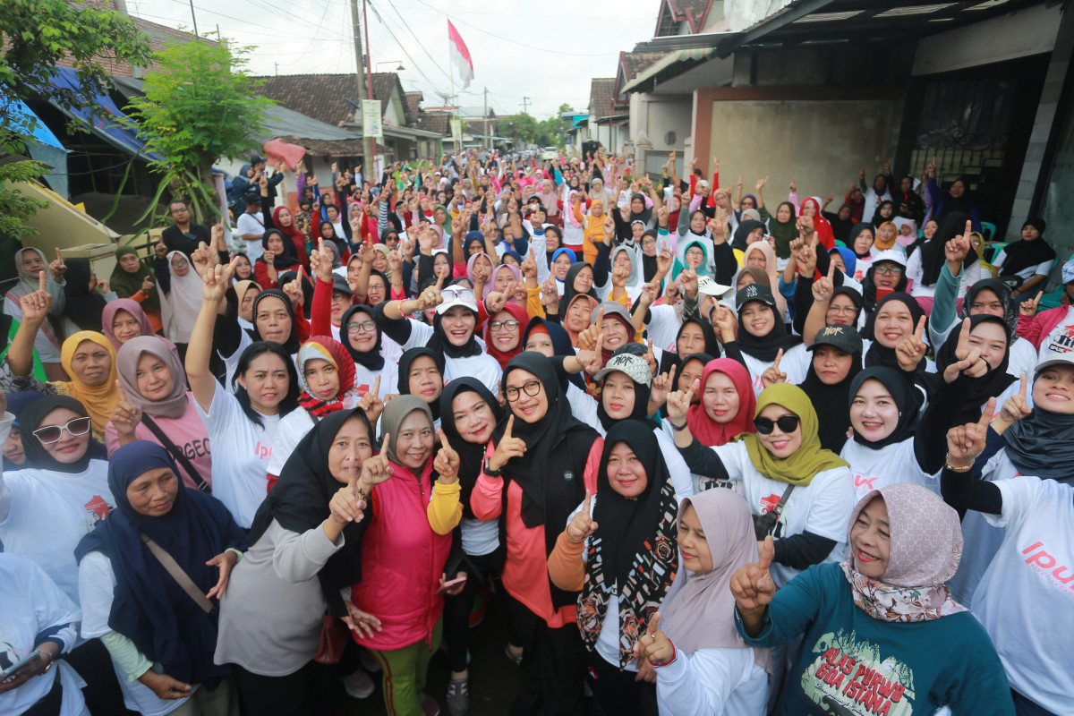 Ratusan warga bersama calon Bupati Banyuwangi nomor urut 1, ipuk Fiestiandani (foto : istimewa)