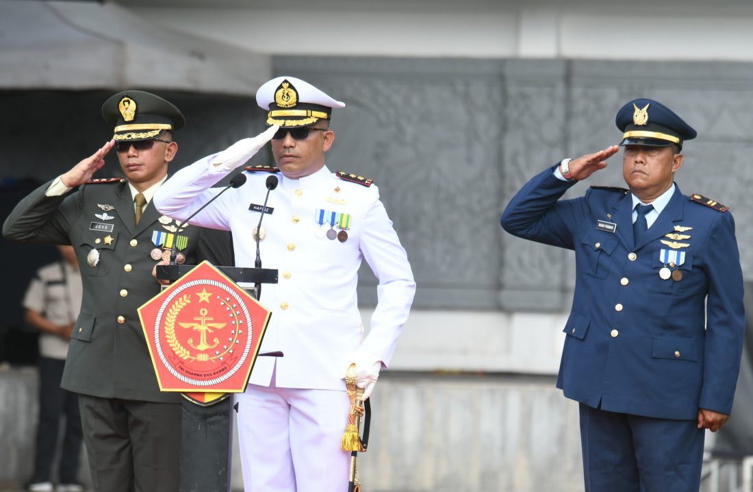 Danlanal Banyuwangi, Letkol Laut (P) Hafidz memimpin upacara HUT TNI ke 79 di Lapangan Taman Blambangan. Sabtu (5/10/2024)