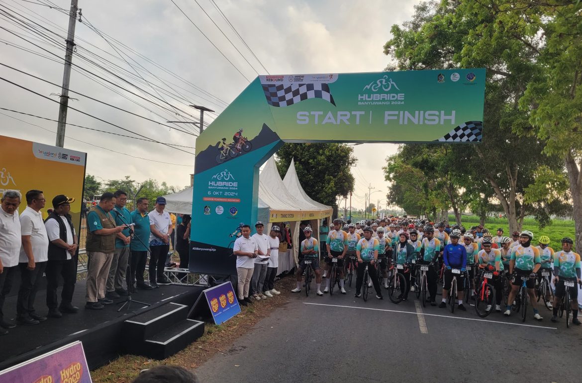 Kepala Badan Pengembangan SDM Perhubungan Kementrian Perhubungan, Subagyo bersama Plt Bupati Banyuwangi, Sugirah melepas ratusan pembalap Hubride 2024 di halaman API Banyuwangi.
