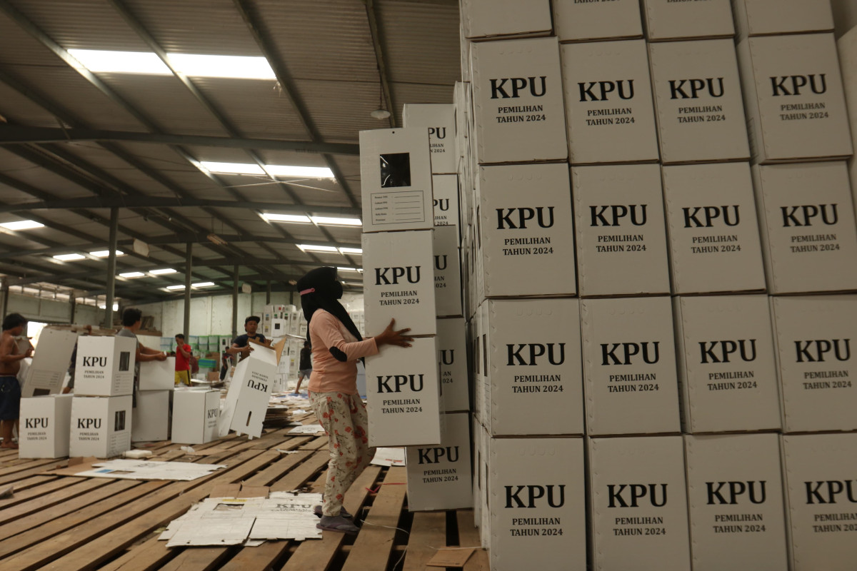 Petugas KPU Banyuwangi menata kotak suara untuk persiapan logistik Pilkada serentak 2024, Rabu (16/10/2024). 