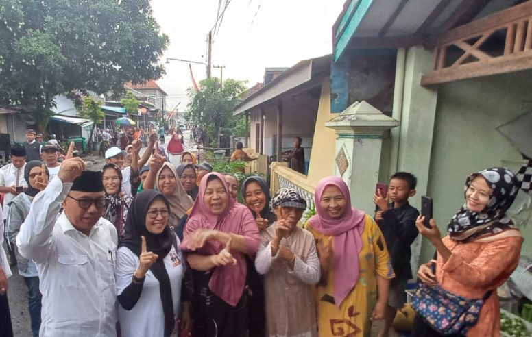 Cawabup 01 Mujiono bersama istri Anna Nazili melakukan blusukan di Pasar Subuh Desa Pakistaji, Kecamatan Kabat, Senin (21/10/2024)