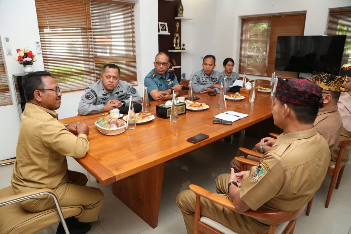 Kepala Kantor Keamanan Laut Zona Maritim Tengah, Laksamana Pertama (Laksma) TNI Teguh Prasetya bertemu dengan Plt. Bupati Banyuwangi, Sugirah bersama dengan Danlanal Banyuwangi, Letkol Laut (P) Hafidz membahas rencana berdirinya kantor Bakamla di Banyuwangi (Humas Pemkab Banyuwangi)